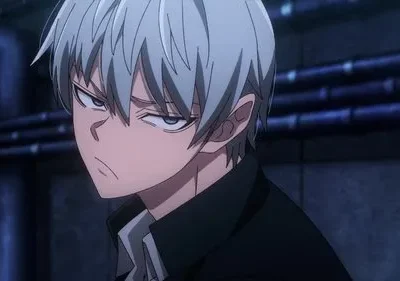 Anime. Jovem de cabelo branco, jaqueta escura e olhar severo em um cenário industrial com canos.