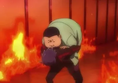 Anime: Homem rechonchudo com expressão de esforço carrega alguém em meio a chamas intensas. Cenário vermelho, clima de resgate urgente e perigo.