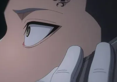 Rosto de anime em close-up, perfil, com tatuagem escura na testa. Um olho verde fixo. Mão com luva branca segura um celular no ouvido. Clima tenso.