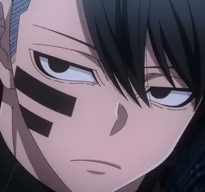 Close-up de anime de um jovem de cabelo preto e expressão séria, com duas faixas pretas na bochecha, num fundo tecnológico escuro.