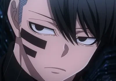 Close-up de anime de um jovem de cabelo preto e expressão séria, com duas faixas pretas na bochecha, num fundo tecnológico escuro.