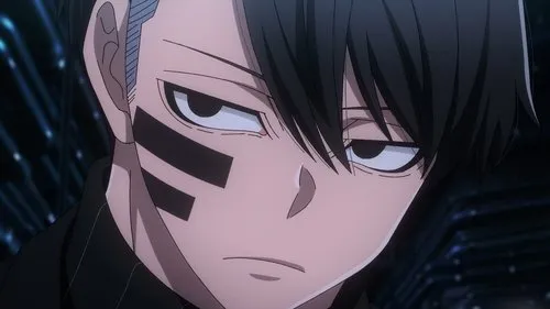 Tougen Anki – T01E19:A Voz dos Fracos 1 Close-up de anime de um jovem de cabelo preto e expressão séria,com duas faixas pretas na bochecha,num fundo tecnológico escuro.