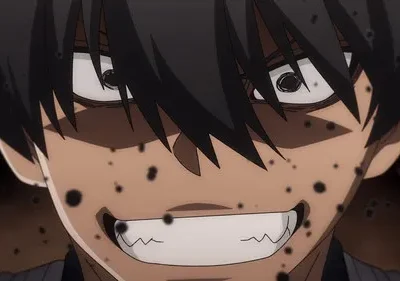 Close-up de anime: personagem de cabelo preto com sorriso malicioso, olhos arregalados e partículas escuras no rosto. Clima sombrio e intenso.