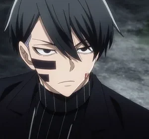 Homem anime de cabelo preto, expressão séria, com marcas pretas no rosto e sangue na bochecha. Veste preto em ambiente sombrio.