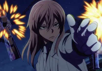 Mulher anime séria de paletó branco, mão estendida. Um revólver dispara com chamas e fumaça no fundo noturno. Clima de ação.