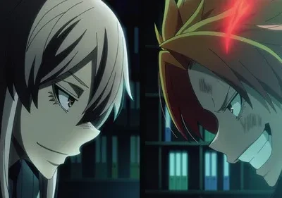 Mulher de cabelo claro sorri sutilmente para um homem de cabelo laranja espetado com sorriso malicioso e brilho vermelho. Fundo escuro. Clima de rivalidade.