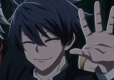 Jovem de cabelo escuro sorri e acena para a câmera. Outros personagens aparecem em um fundo escuro. Clima amigável e acolhedor.