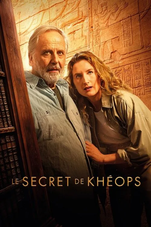 Treasure Hunters:On The Tracks Of Khufu 1 Homem barbudo e mulher olham surpresos. Atrás,hieróglifos egípcios iluminados e estantes de livros. Clima de aventura/mistério.