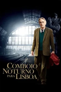Homem mais velho de óculos e casaco caminha em estação de trem vazia com trilhos. Casal se beija ao fundo. Tom reflexivo.