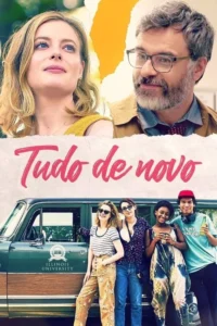 Mulher loira pensativa e homem barbudo sorridente no topo. Abaixo,quatro jovens felizes posam junto a um carro antigo verde,clima leve.