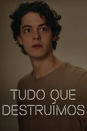 Jovem de cabelo escuro e olhos arregalados, vestindo camiseta marrom. Fundo simples e neutro, clima de suspense.