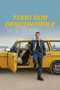 Homem de jaqueta preta encostado em carro amarelo,com mulher dentro. Deserto e mar ao fundo. Clima de road trip e tensão.