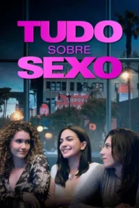 Três mulheres jovens sorridentes sentadas,com uma vista noturna da cidade e palmeiras ao fundo. Clima urbano e descontraído.
