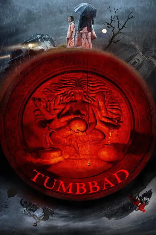 Tumbbad 1 Pôster escuro:chuva,figuras sob guarda-chuva,casa sombria e um selo vermelho grande com uma deusa mitológica ao centro. Intenso e misterioso.