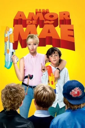 Pôster amarelo. Mulher loira focada com arma d'água e machado. Um menino abraçado a ela, com arma, observado por 3 crianças. Clima divertido.