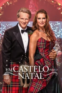 Casal sorridente em trajes escoceses festivos (kilt e vestido xadrez). Fundo vermelho com decorações natalinas e luzes. Clima alegre.