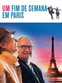 Um Fim de Semana em Paris 10 Pôster com casal de idosos feliz, a mulher rindo e o homem sorrindo, na frente da Torre Eiffel ao pôr do sol. No topo, eles dançam.