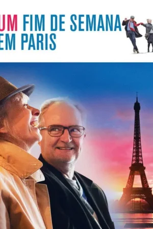 Pôster com casal de idosos feliz, a mulher rindo e o homem sorrindo, na frente da Torre Eiffel ao pôr do sol. No topo, eles dançam.