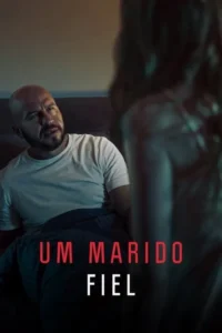 Homem careca barbudo na cama,com olhar sério,encara uma figura feminina embaçada em primeiro plano. Cenário escuro e tenso.