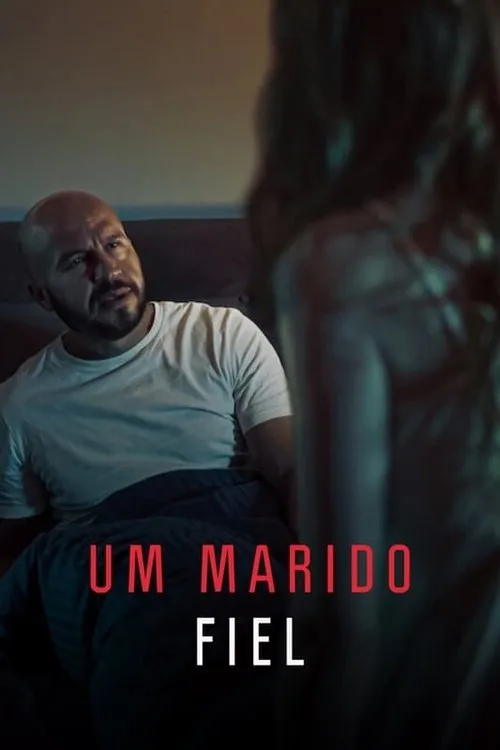 Um Marido Fiel 1 Homem careca barbudo na cama,com olhar sério,encara uma figura feminina embaçada em primeiro plano. Cenário escuro e tenso.