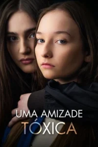 Duas jovens. A da frente com olhar direto,a de trás a abraça,com expressão sombria. Foco próximo,clima intenso e misterioso.