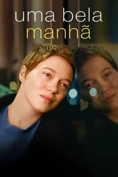 Jovem mulher de cabelo curto e expressão pensativa, com seu reflexo ao lado e luzes suaves no fundo escuro.