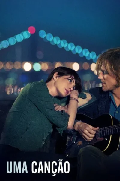 Mulher de cabelo curto, apoiada no braço de um homem que toca violão. Eles se olham em um cenário noturno com luzes da cidade desfocadas.