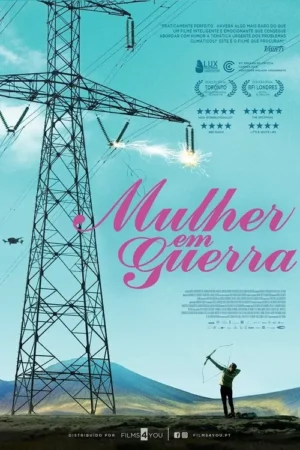 Pôster: paisagem árida com torre de alta tensão soltando faíscas. Uma pessoa com arco e flecha mira a torre, sob céu azul. Clima de protesto.