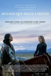 Homem nativo e mulher de vestido escuro com cavalos,em paisagem montanhosa e ampla. Céu dramático em tons de crepúsculo. Clima sério.
