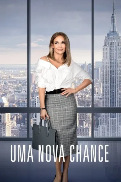 Mulher sorridente com camisa branca e saia xadrez, segurando bolsa, em frente a uma janela com vista para a cidade e o Empire State.