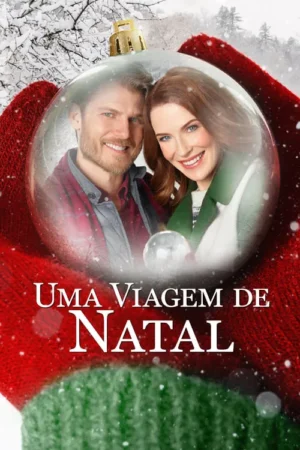 Pôster de Natal: Casal sorridente dentro de um enfeite, segurado por mãos com luvas vermelhas e verdes. Fundo nevado. Clima festivo.