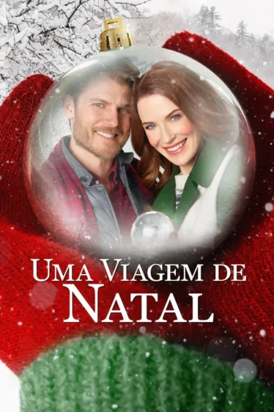 Pôster de Natal: Casal sorridente dentro de um enfeite, segurado por mãos com luvas vermelhas e verdes. Fundo nevado. Clima festivo.