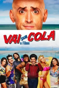 Homem careca surpreso. Abaixo,diverso grupo de 8 pessoas sorrindo em cenário de piscina e mar. Clima cômico.
