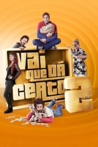 Cinco pessoas interagem com notas de dinheiro e letras douradas contra um fundo laranja vibrante. Clima de humor e caos.
