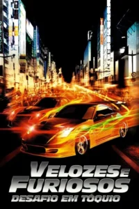 Dois carros esportivos de corrida com rastros de luz correm por uma rua noturna,entre prédios altos e luminosos. Clima de velocidade.