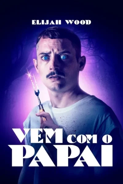 Homem de bigode com olhos azuis arregalados, camiseta manchada de sangue, segura um garfo de carne brilhante. Fundo de floresta escura e assustadora.