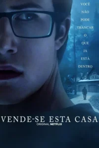 Close-up de rosto jovem de óculos à esquerda. À direita, uma casa grande e sombria em noite azulada, com figura solitária. Clima de suspense.