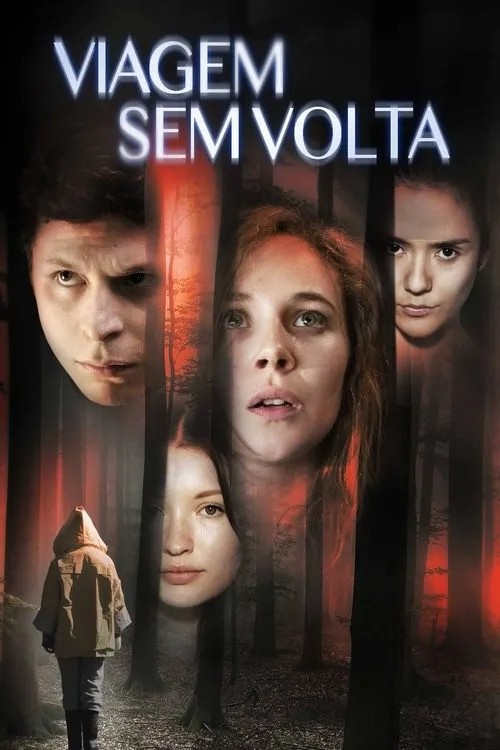 Vários rostos,incluindo um homem e mulheres,sobrepostos a uma floresta escura com brilhos vermelhos. Uma figura encapuzada caminha. Atmosfera misteriosa e tensa.