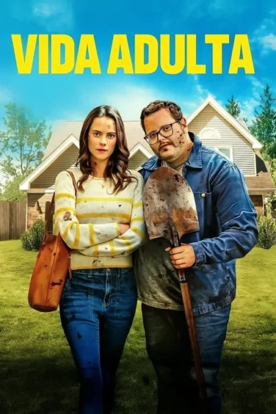 Um casal sério, sujo de terra, posa à frente de uma casa. O homem segura uma pá enferrujada, a mulher uma bolsa manchada.