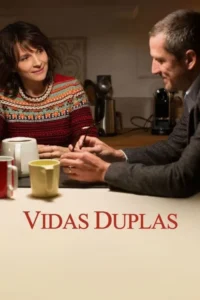 Mulher de suéter colorido sorri para um homem à mesa,conversando em uma cozinha. Ambiente íntimo e acolhedor.