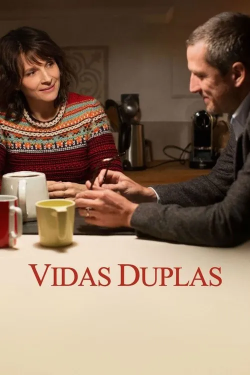 Vidas Duplas 1 Mulher de suéter colorido sorri para um homem à mesa,conversando em uma cozinha. Ambiente íntimo e acolhedor.