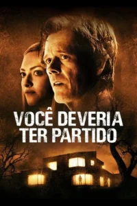 Pôster: homem e mulher com expressões de medo. Abaixo, casa escura com luzes acesas e árvores secas. Tom sombrio e misterioso.