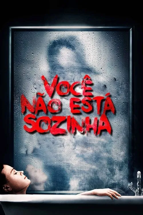 Mulher relaxa na banheira. Espelho embaçado com VOCÊ NÃO ESTÁ SOZINHA em vermelho e sombra fantasmagórica no vapor.