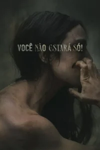 Pôster: Pessoa suja e ferida, cabelo escuro, mão no rosto. Fundo escuro e opressor. Clima sombrio. Texto: VOCÊ NÃO ESTARÁ SÓ!