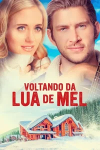 Pôster com mulher loira e homem barbudo sorrindo em close, casacos de inverno. Cabana de madeira coberta de neve e árvores. Romance de inverno.