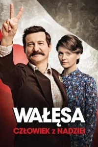 Homem com bigode levanta dois dedos,mulher ao lado. Fundo com cores de bandeira e imagens históricas de multidões em sépia.