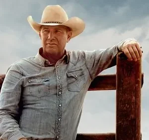 Pôster com homem maduro de chapéu de cowboy e camisa jeans, encostado em cerca de madeira sob céu nublado. Atmosfera rústica e séria.