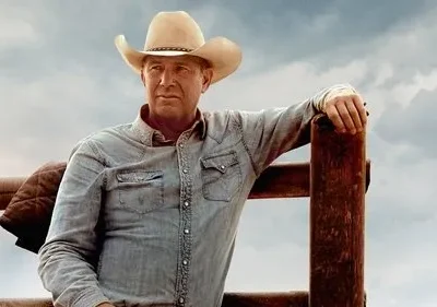Pôster com homem maduro de chapéu de cowboy e camisa jeans, encostado em cerca de madeira sob céu nublado. Atmosfera rústica e séria.