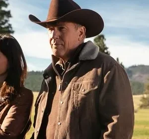 Homem de chapéu de cowboy e mulher séria em paisagem campestre. Céu azul, montanhas e florestas ao fundo. Clima dramático.