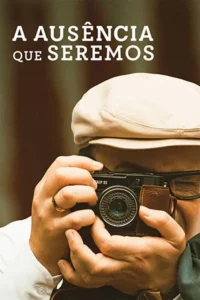 Close-up de pessoa com boina e óculos, segurando uma câmera vintage à frente do rosto. Fundo desfocado em tons quentes.